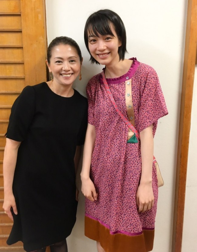 能年玲奈 ママ 小泉今日子と満面の笑みで2ショット 16年5月11日 エキサイトニュース