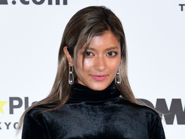 ローラ 砂浜でセクシーな人魚姫になる 波に驚く笑顔がかわいい 18年10月10日 エキサイトニュース