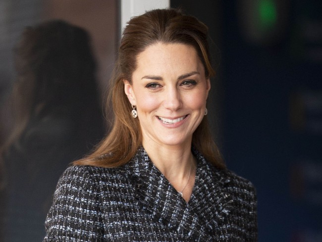 キャサリン妃 ひざ上丈のミニスカート姿が新鮮 子ども病院を訪問 年2月2日 エキサイトニュース