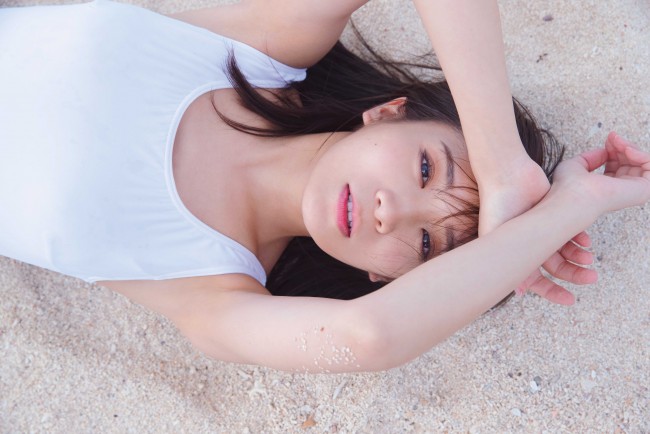 乃木坂46・秋元真夏、白い水着で寝ころぶカット解禁 2nd写真集『しあわせにしたい』 (2020年3月20日) - エキサイトニュース