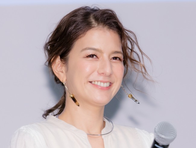 スザンヌ くびれ美ボディがチラ見え 美しすぎる と反響 21年2月11日 エキサイトニュース