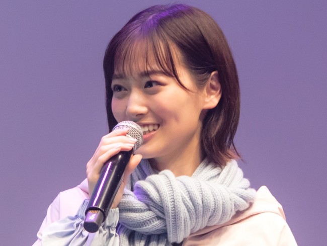 目力が圧倒的」乃木坂46・山下美月、カメラ目線は「あさってを見る