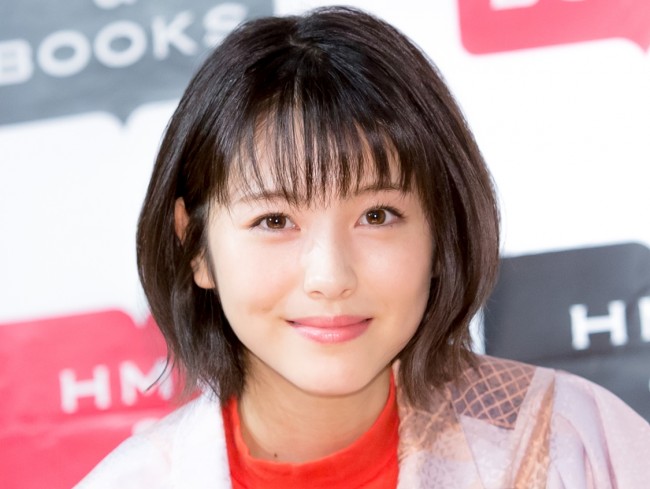 浜辺美波が ぐわぁっ Cm撮影中のハプニング動画に かわいすぎる と反響 21年4月6日 エキサイトニュース