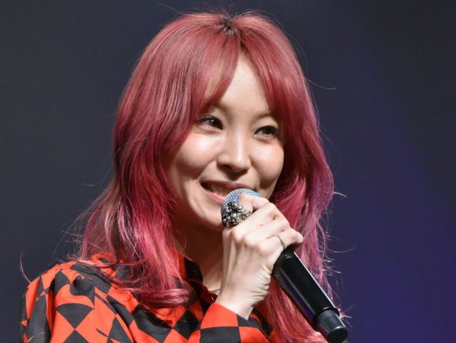 Lisa 赤からグリーンへ髪色イメチェン 新鮮で可愛い と反響 21年4月7日 エキサイトニュース