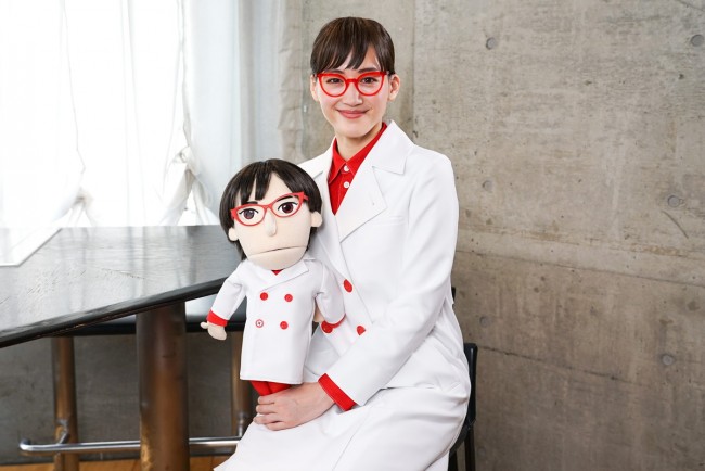 白衣の綾瀬はるか 新cmで息ピッタリ 綾瀬はるお と共演 インパクトがすごくて 21年4月9日 エキサイトニュース