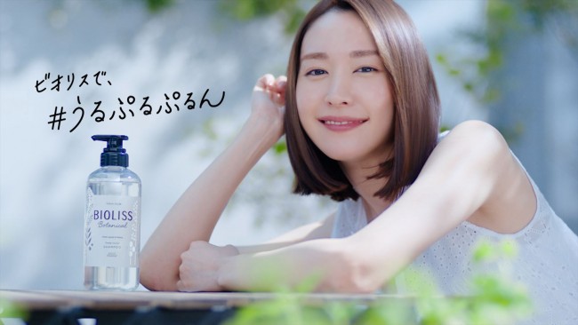 新垣結衣 新cmでうるおいヘアをなびかせリラックスした表情 22年8月18日 エキサイトニュース