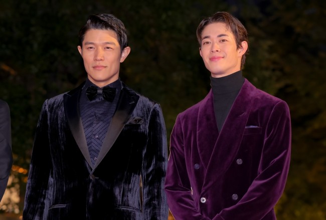 鈴木亮平＆宮沢氷魚、シックなスーツ姿で魅了！ 身長180cm超えの見事な