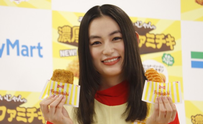 八木莉可子が“ファミチキ袋”から登場！ チーズ入り新商品は「アイスとも合いそう」 (2025年2月10日) - エキサイトニュース