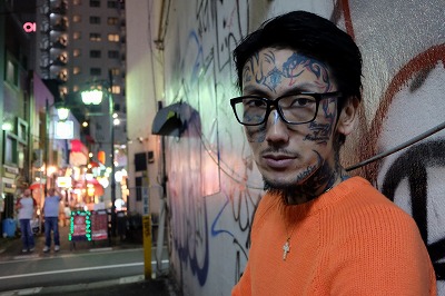 元アウトローのカリスマ 瓜田純士がクマのぬいぐるみに夢中 クマ声で 幸セダナ って 16年4月14日 エキサイトニュース