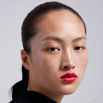 ありのままの美しさ は侮蔑 Zara そばかす顔 の中国人モデル起用で大バッシング 19年2月21日 エキサイトニュース