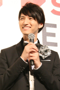 田口淳之介の土下座を見つめるkat Tun中丸雄一に せつない 胸が痛い の声が続出 2019年6月12日 エキサイトニュース