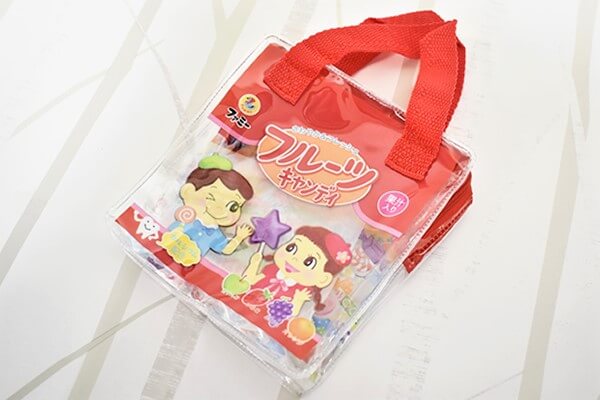 100均ずぼらシュラン セリア Pvcバッグ ときめきおかし レトロ感あふれるイラストでバッグにもポーチにも 年9月25日 エキサイトニュース 100均ずぼらシュラン セリア Pvcバッグ ときめきおかし レトロ感あふれるイラストでバッグにもポーチにも 年9月25日 エキサイトニュース