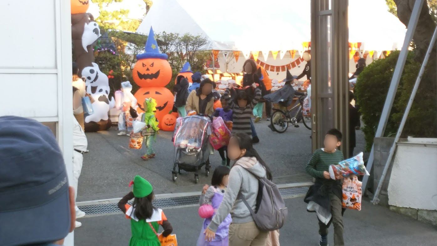 山口組のハロウィン 厳戒態勢の中ではしゃぐ子どもたち 上 17年11月4日 エキサイトニュース