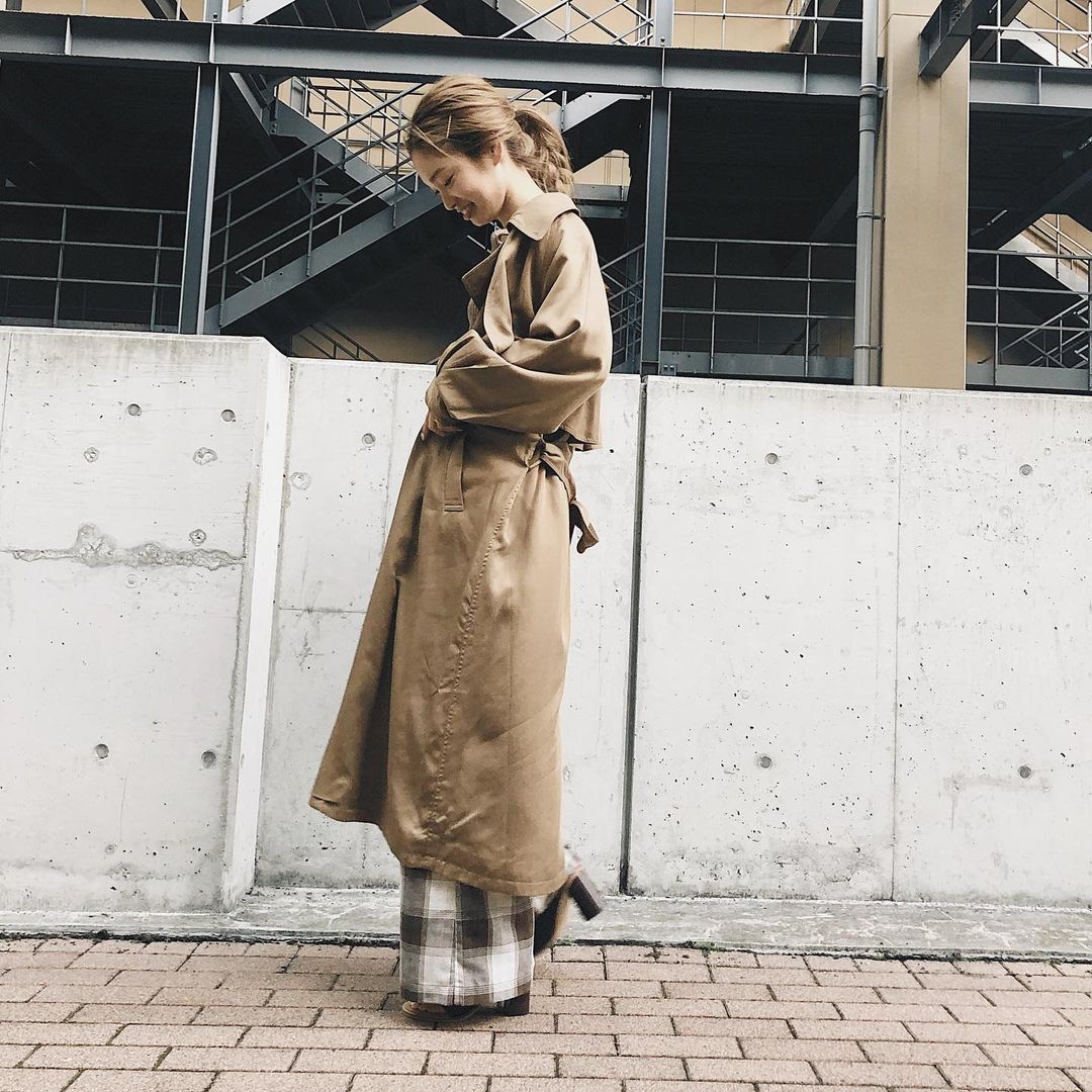 黒トレンチコートのおすすめコーデ 季節 アイテム 丈別でご紹介 ローリエプレス