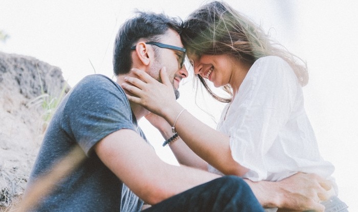 髪をかきあげる心理とは 与える印象や魅力的な仕草の芸能人も紹介 ローリエプレス