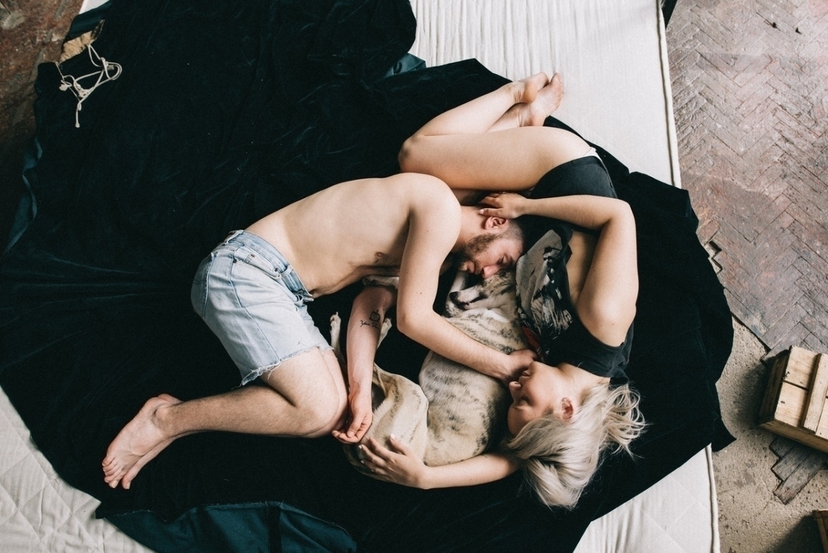 添い寝のメリットとは 男性心理と寝相でわかる愛情度について解説 ローリエプレス