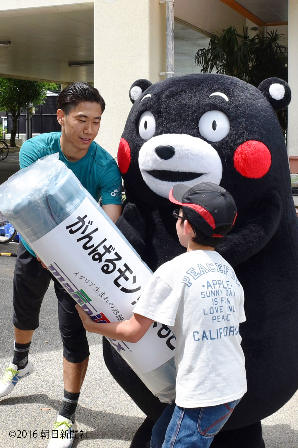 マニフレックス 香川真司選手 くまモンと熊本市で支援活動を行う 16年5月25日 エキサイトニュース