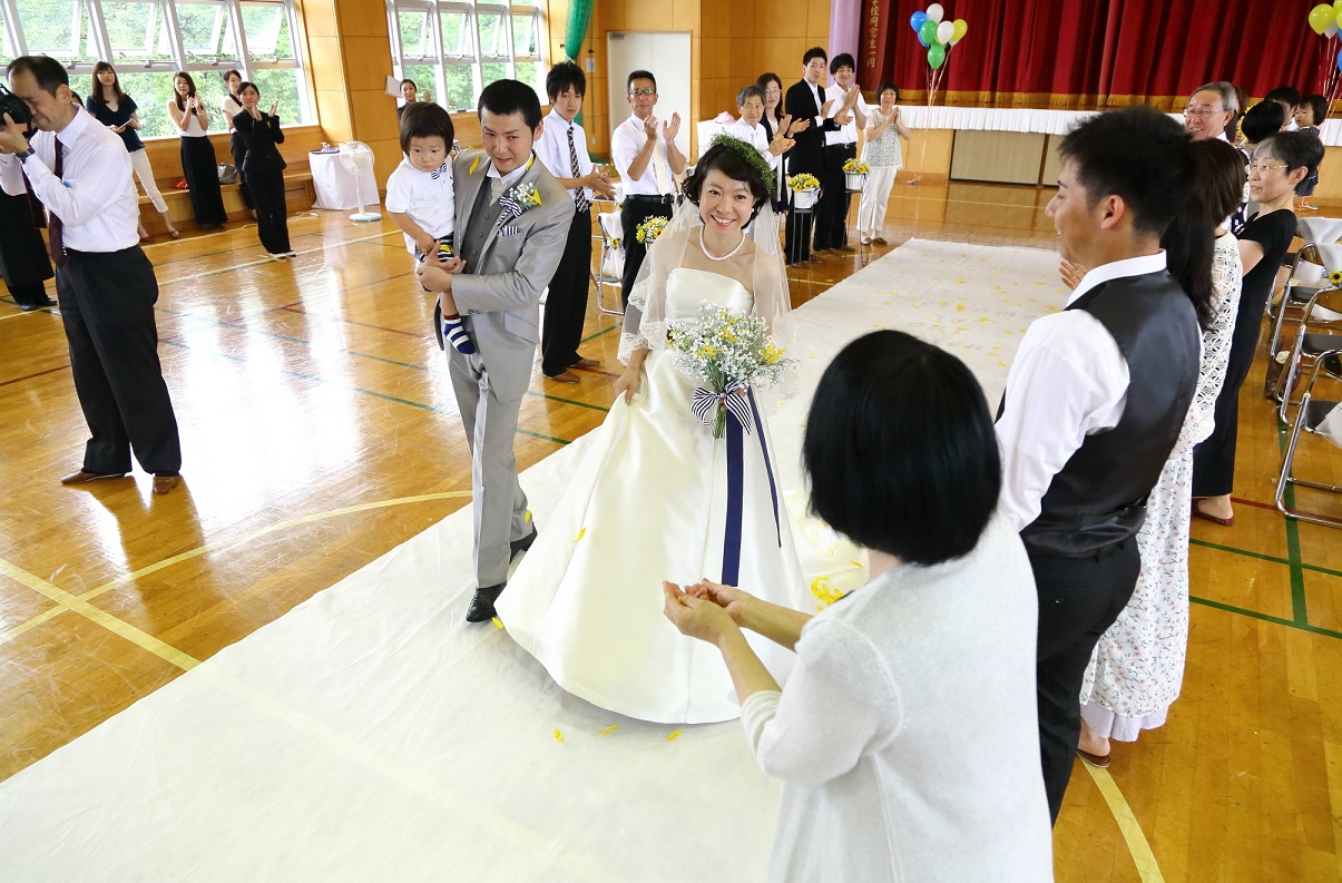 廃校の小学校体育館で ひまわりウエディング ブライダルを学ぶ学生が結婚式をプロデュース 17年8月8日 エキサイトニュース 廃校の小学校体育館で ひまわりウエディング ブライダルを学ぶ学生が結婚式をプロデュース 17年8月8日 エキサイトニュース
