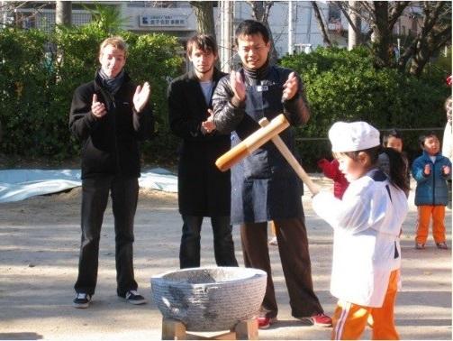 フランス イギリス 中国 台湾などの留学生と関西大学幼稚園児による交流イベント Let S Enjoy Rice Cake Pounding お餅つき 日本の伝統行事を通じて国際交流を促進し 異文化理解の心を育む 17年12月5日 エキサイトニュース