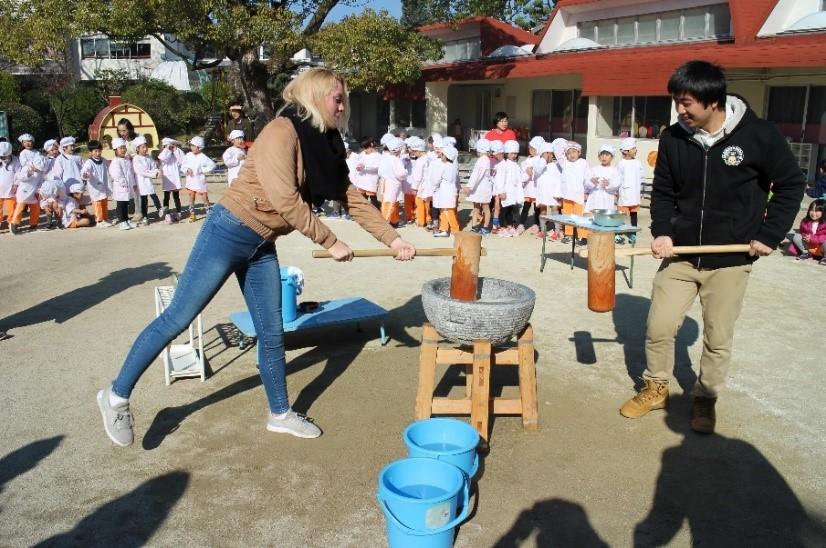 関西大学留学生と幼稚園児によるお餅つき大会を開催 正月を先取り 12月にお餅をつこう 日本伝統文化で園児が留学生をおもてなし オンライン学習で米国の大学の授業にも活用 18年11月30日 エキサイトニュース
