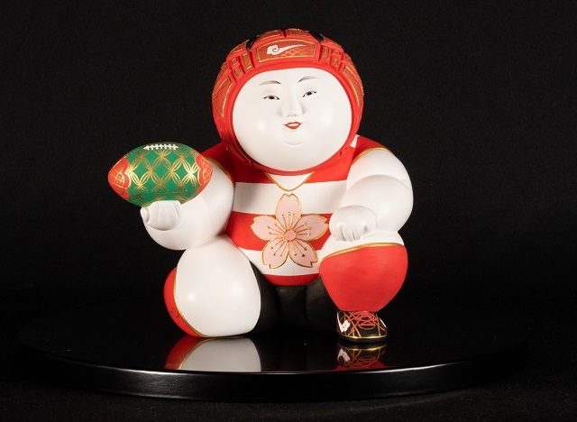 ラグビー選手やゴルフ選手などをモチーフにした博多人形を展観する