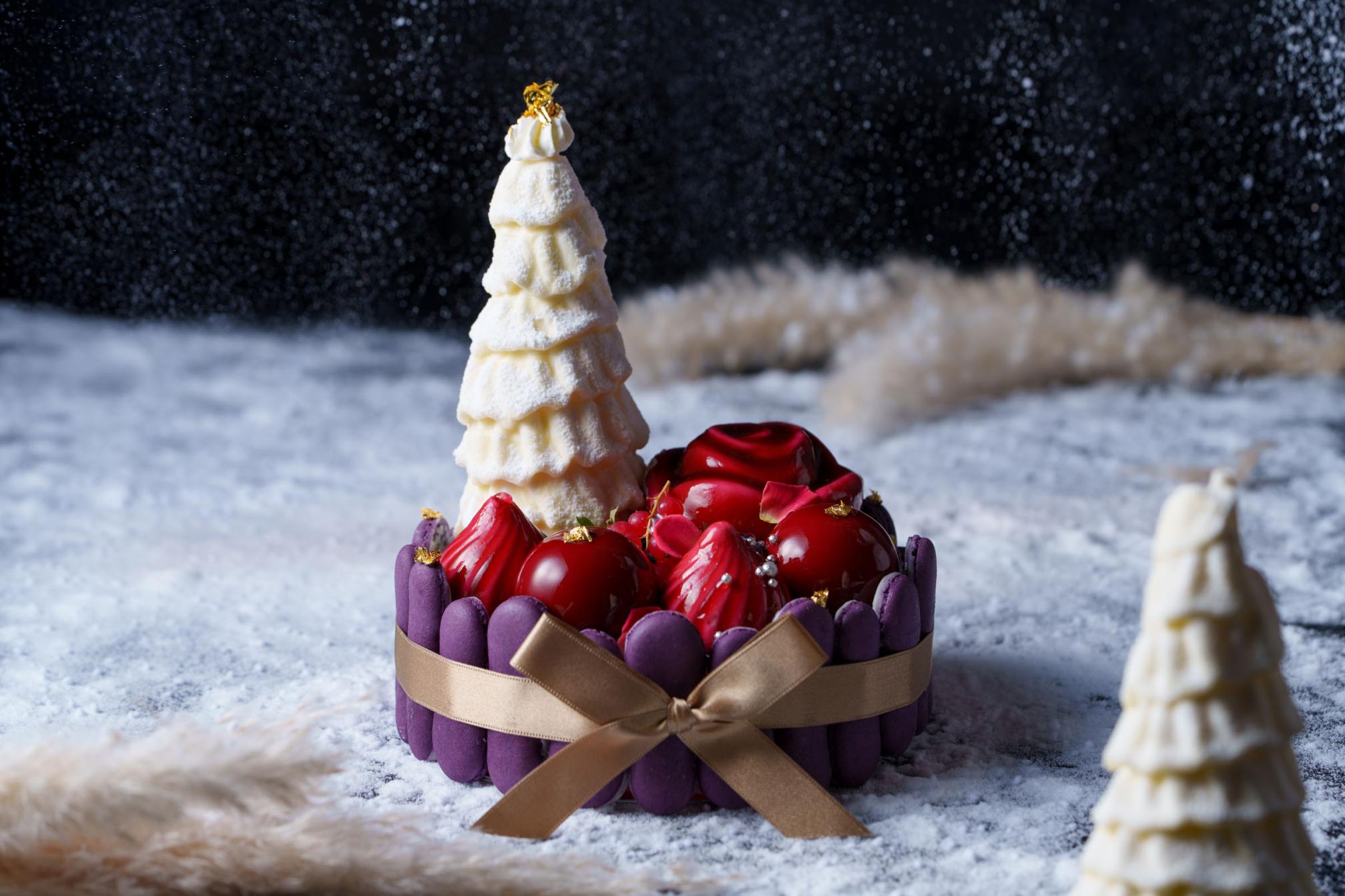 ホワイトツリーやオーナメントを飾ったケーキで、華やかなひとときを