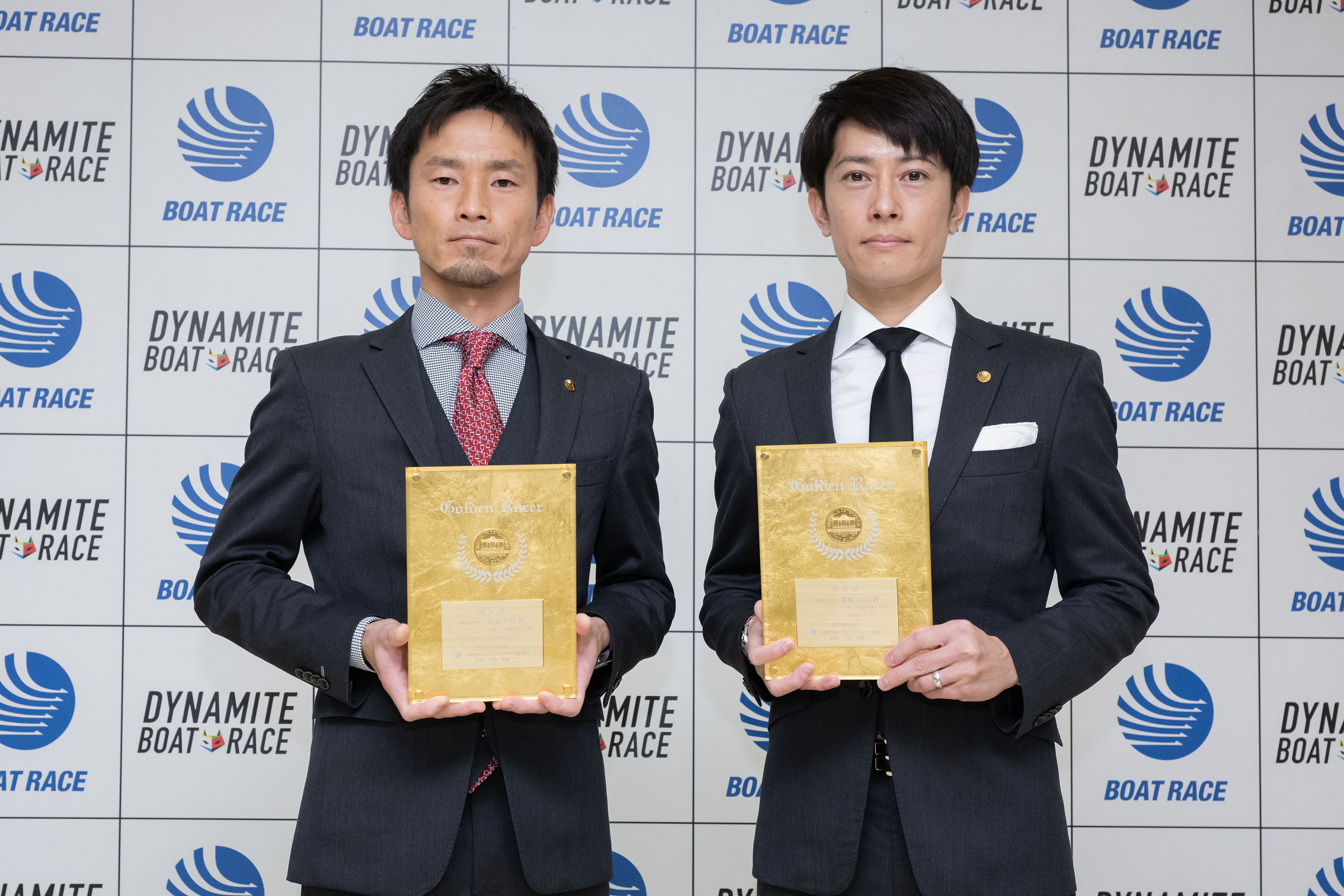 馬場貴也選手、篠崎元志選手に対して「ゴールデンレーサー賞」認定証