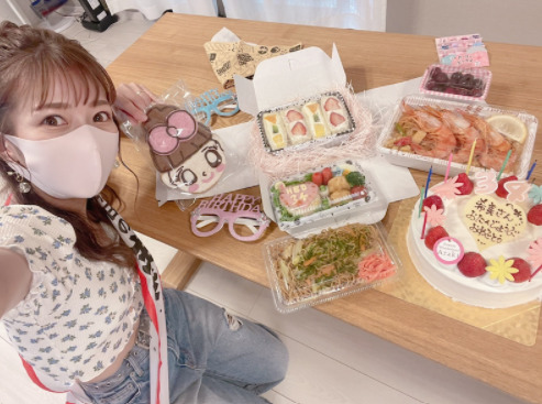 辻希美 34歳の誕生日間近で 早めのお祝い 報告 歳をとるのは嫌だけど 嬉しいな ローリエプレス