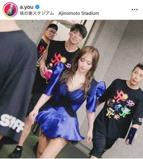 まさに美の極み」浜崎あゆみ、美脚を大胆見せのブルードレスSHOTに