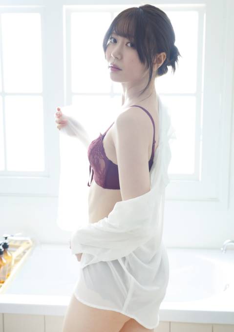 プロ雀士・東城りお、ほっそり美ボディ際立つ肌見せSHOT披露！初の