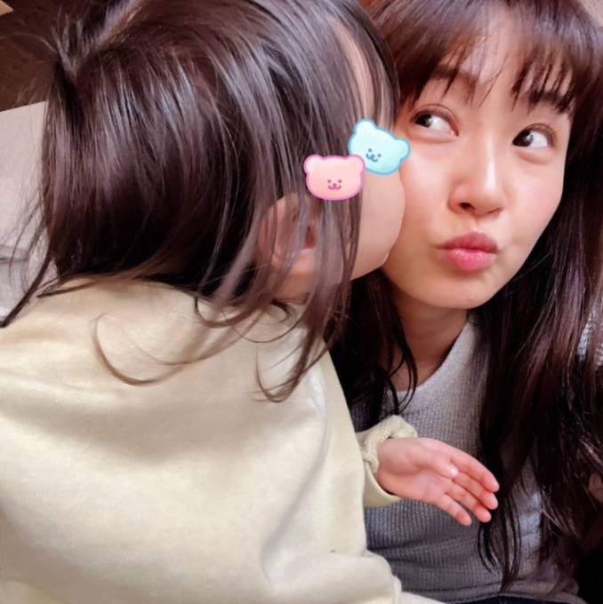 藤本美貴 次女からの ほっぺキス Shotを公開 おまめちゃんとラブラブ 22年3月18日 エキサイトニュース