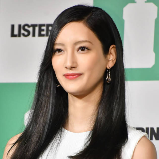 菜々緒 圧巻美脚の黒ビキニshotにファン悶絶 カッコいい お綺麗で素敵 22年1月13日 エキサイトニュース