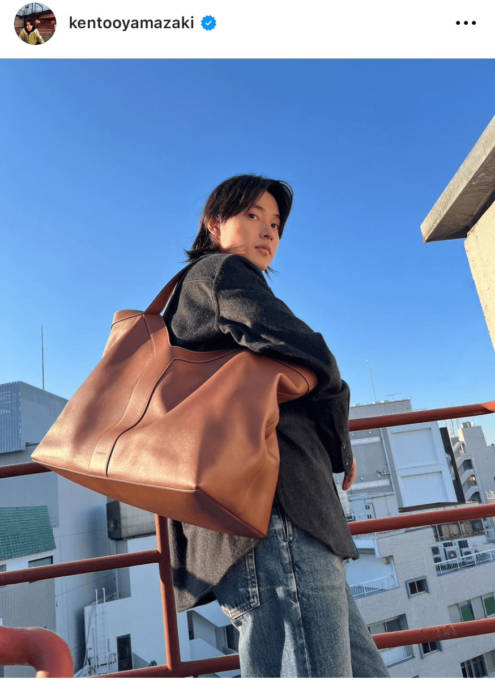 山﨑賢人 トートバッグ 山崎賢人、サンローランのバッグが映えるシンプルコーデにファン