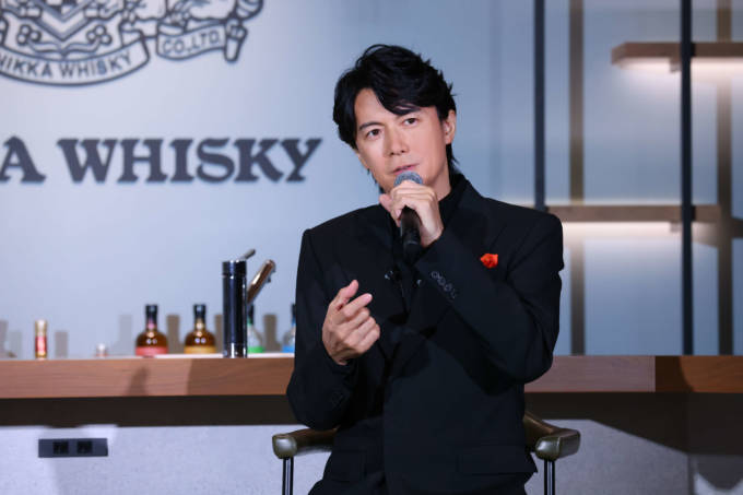 福山雅治、色気あふれるブラックスーツ姿を披露！全国ツアー中の息抜き