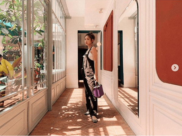 紗栄子 美肩 美背中見せサロペットファッションに反響 似合いすぎてる 絵になる 19年7月6日 エキサイトニュース