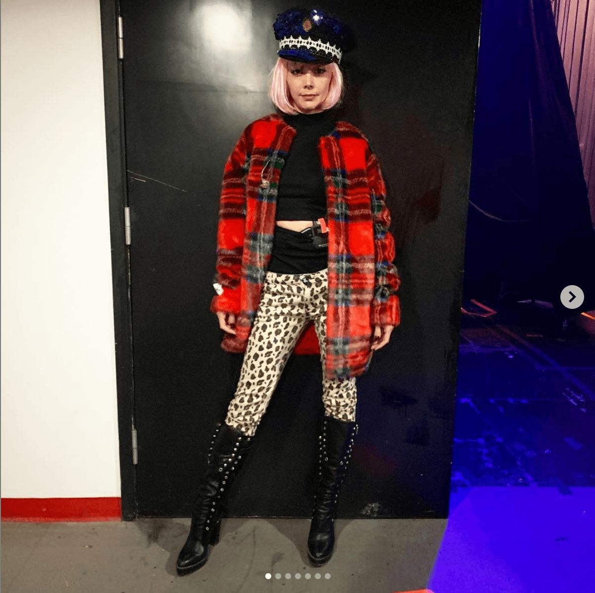 土屋アンナ ピンク髪 レオパードパンツコーデ写真公開で 似合います かっこよすぎ 19年10月30日 エキサイトニュース