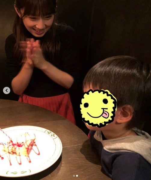 小倉優子 次男3歳の誕生祝い2ショット ママ友 からのバースデーケーキ公開で なんかほのぼの 息子さんたちも幸せですね 19年11月27日 エキサイトニュース