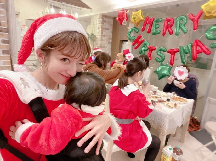辻希美 サンタ姿で 手作りクリスマスディナー を囲む家族らの写真を公開 今日も我が家は 19年12月25日 エキサイトニュース