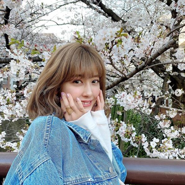 夏焼雅 桜バックの 春コーデshot 公開に反響 可愛すぎてびっくり 尊い 年3月27日 エキサイトニュース