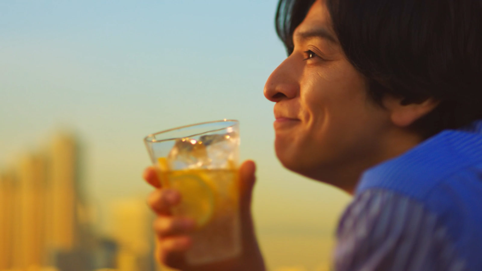 生田斗真 中村アン 夕焼けを背景にした 微笑みカット が公開 年4月8日 エキサイトニュース