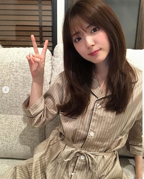 鈴木愛理 部屋着姿のピースshotにファン悶絶 超絶綺麗 美人 激かわ 年4月25日 エキサイトニュース