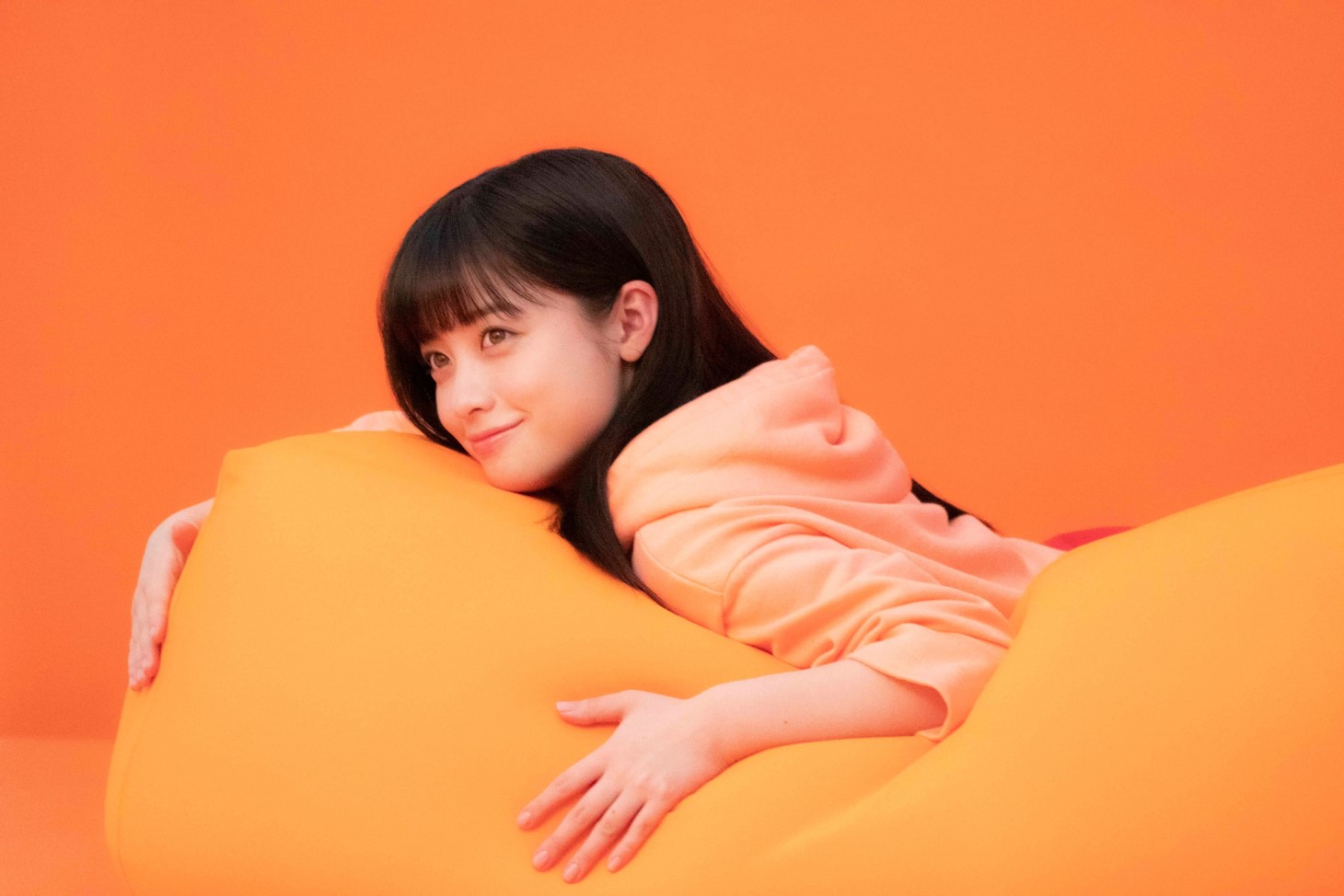 橋本環奈、パーカー×スカートのラフな“くつろぎ”カットが公開 (2020年4