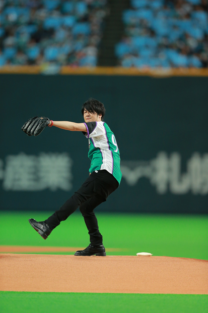 Glay 故郷 札幌ドームで北海道新幹線開業イメージソングを披露 Teru始球式に登場 16年5月6日 エキサイトニュース