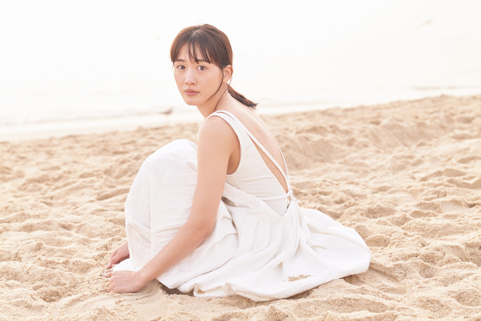 綾瀬はるか 美背中を披露した浜辺の 白ワンピースshot 公開 年7月7日 エキサイトニュース