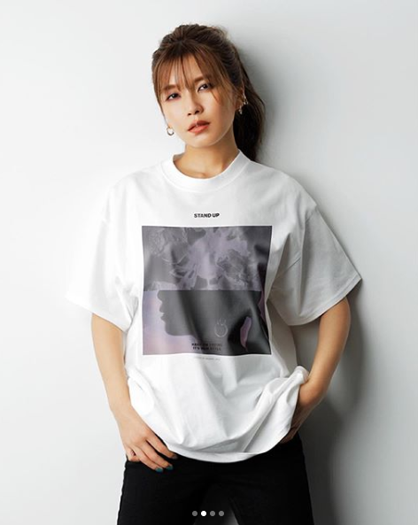 a宇野実彩子 Tシャツ 黒パンツのクールな姿公開に センスが光ってる かっこいい の声 年7月19日 エキサイトニュース