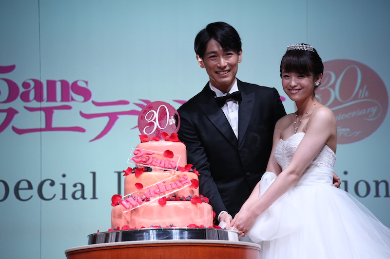 ディーン フジオカ 結婚式はやってよかった 短髪 タキシード姿でのケーキカット写真を披露 16年8月31日 エキサイトニュース