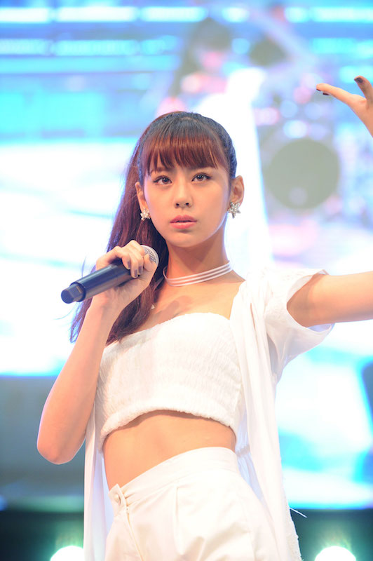 西内まりや お腹出し大人スタイル披露で ハニーフラッシュ 3千人を魅了 16年9月23日 エキサイトニュース