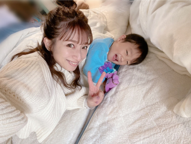 辻希美 三男の可愛い癒しshot 長女の 作業中 な姿も公開 夜な夜な 年11月13日 エキサイトニュース