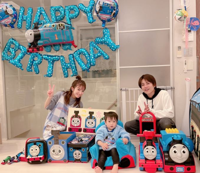 辻希美 三男の2歳バースデーを祝う親子shot 大喜びの 手作りケーキ 公開 ママの子に産まれてきてくれて 年12月9日 エキサイトニュース