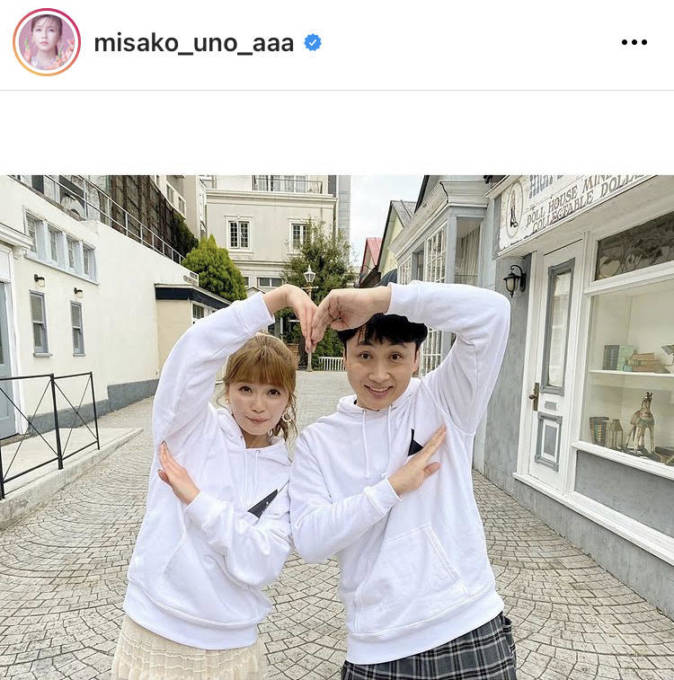 こじうの最高 a宇野実彩子 アンジャ児嶋とのハートポーズ おそろコーデに反響 天使が2人いたんですけど 年12月28日 エキサイトニュース